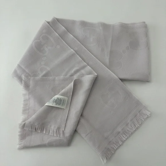 Gucci light grey scarf, pre owned. Excellent condition. - Picture 7 of 10